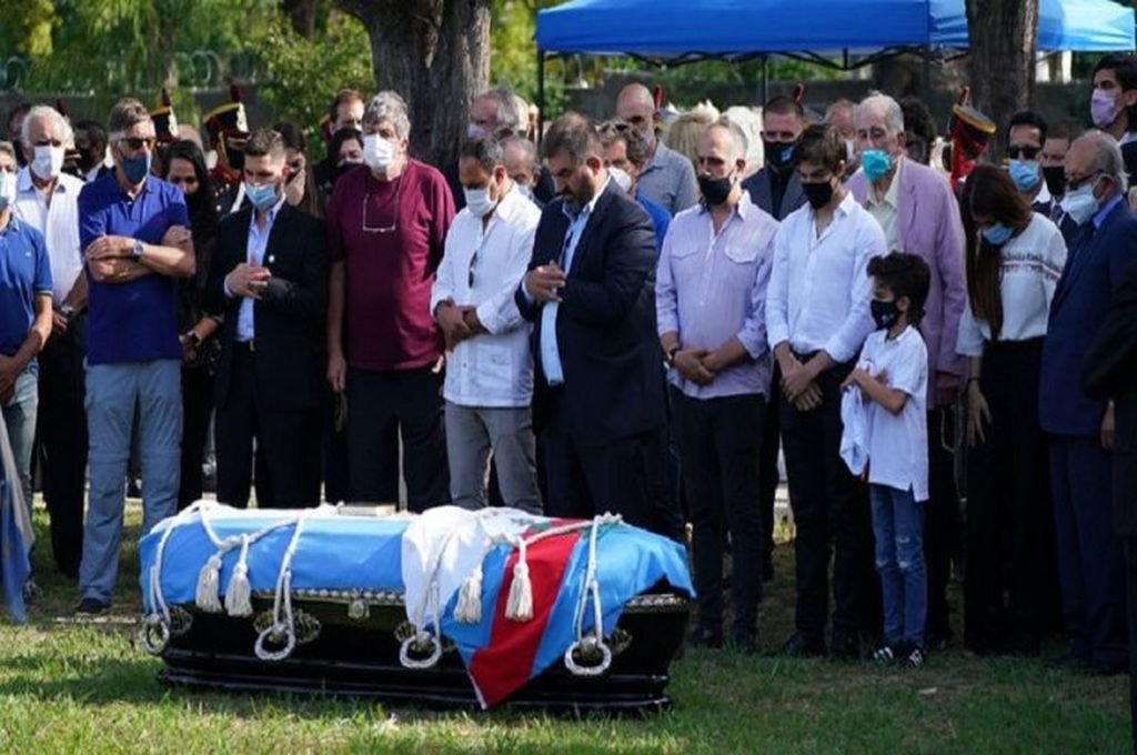 Los restos del exmandatario fueron sepultados junto a los de su hijo Carlos Menem Jr.
