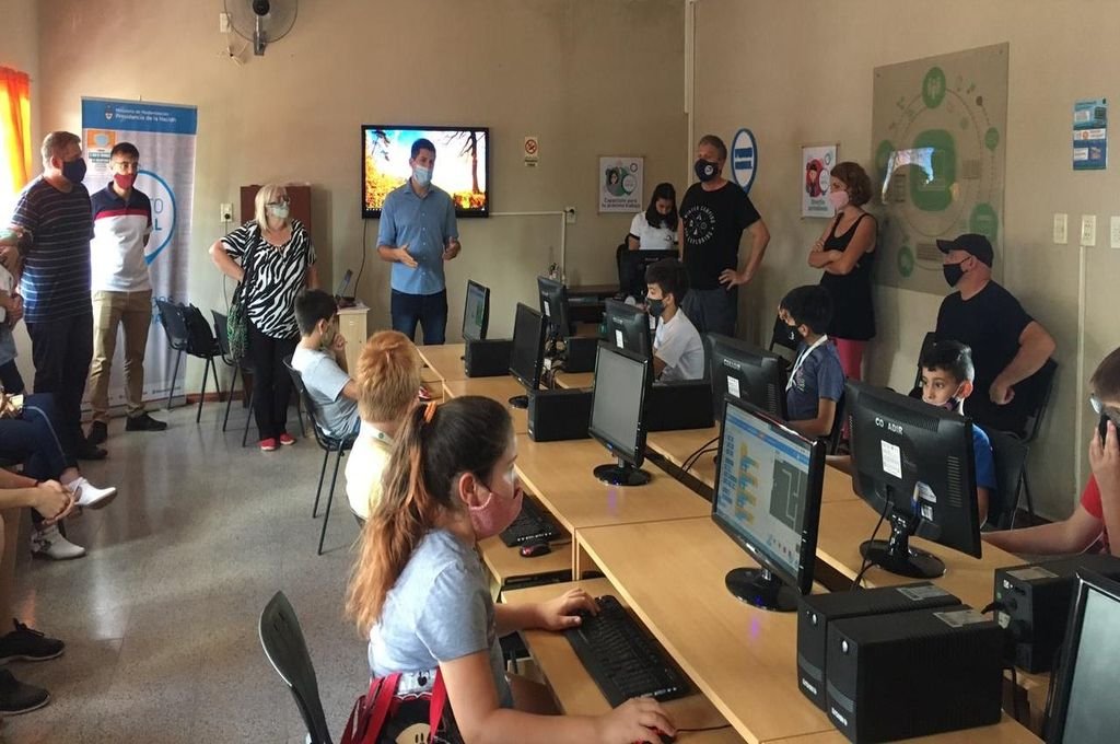 El curso de programación atrajo la atención de los chicos.