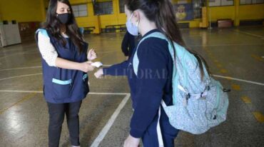 Alumnos de 7º grado de colegios de Rosario regresaron este miércoles a clases. Marcelo Manera