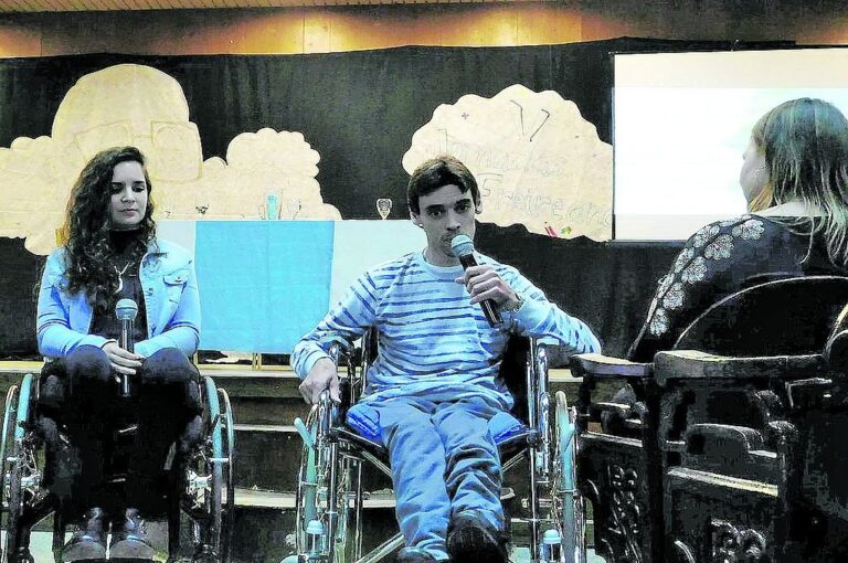 Sebastián Aab disertando en una jornada sobre inclusión organizada por el Instituto Superior de Formación Docente.