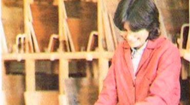 Patricia Bracamonte fue fotografiada mientras trabajaba en la fábrica por medios nacionales. Imagen extraída de la publicación "Pilar un pueblo y sus pianos".