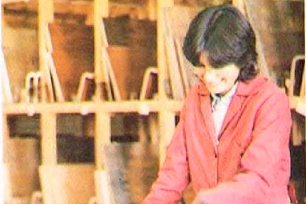 Patricia Bracamonte fue fotografiada mientras trabajaba en la fábrica por medios nacionales. Imagen extraída de la publicación "Pilar un pueblo y sus pianos".