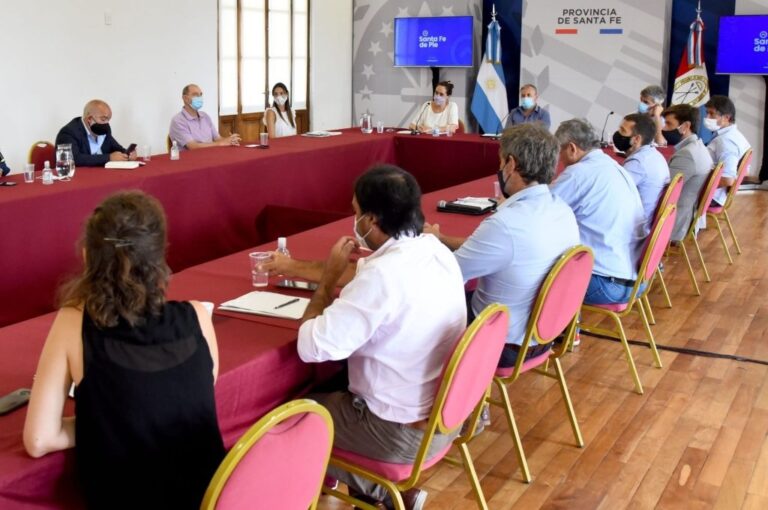 Junto a Gonnet (izq.) y Lewandowski estuvieron presentes autoridades de Rosario