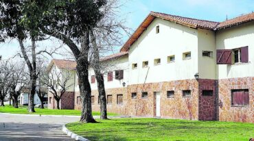 Vista de la fachada norte de la Escuela Hogar.