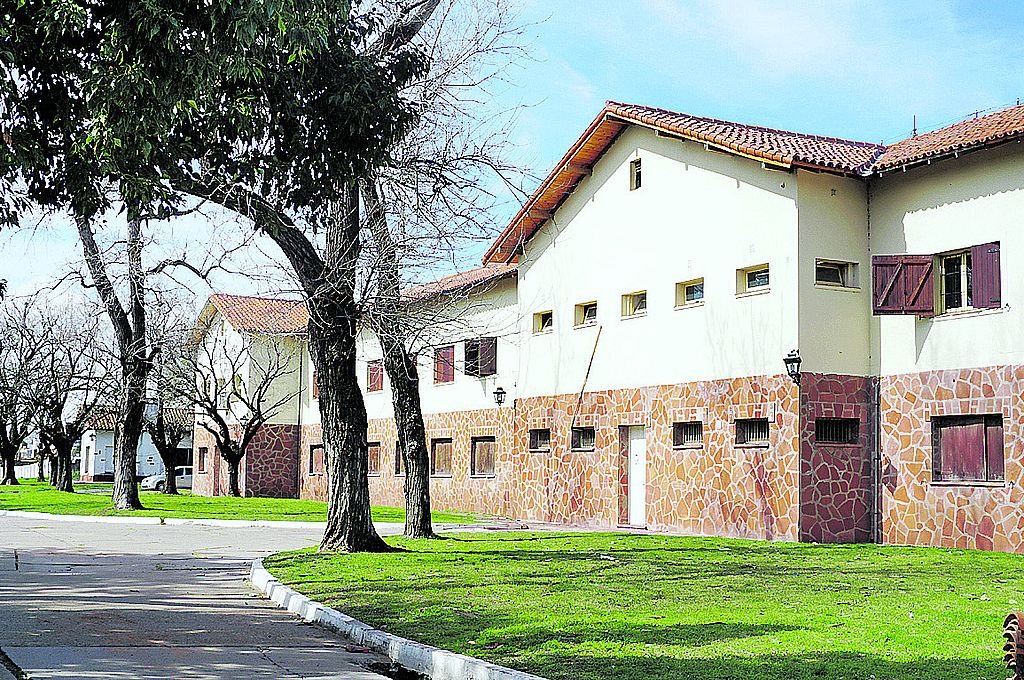 Vista de la fachada norte de la Escuela Hogar.