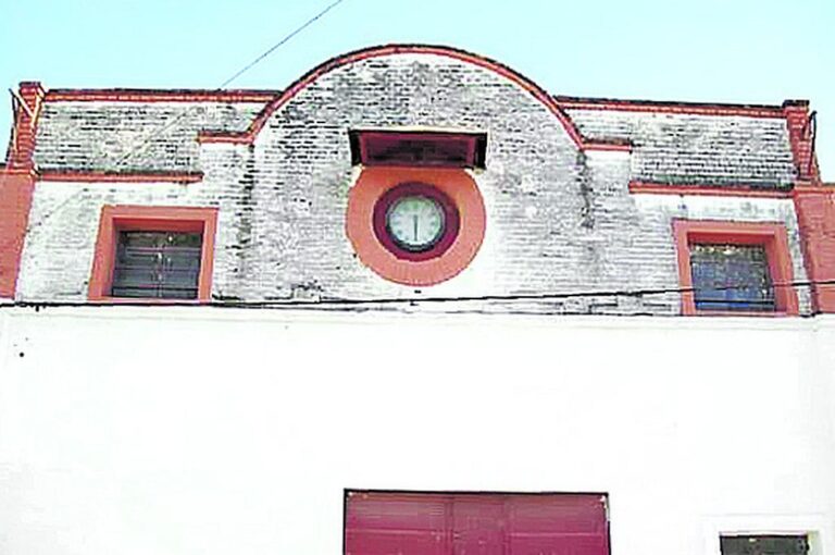 Frente de la primera usina eléctrica de Victoria.