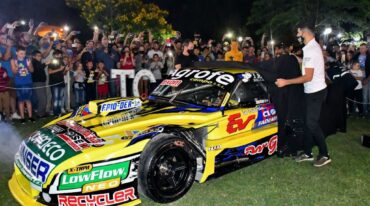 Ayrton Londero descubriendo el Ford con el que debutará en el TC. Gentileza Juan Manuel Iribarren