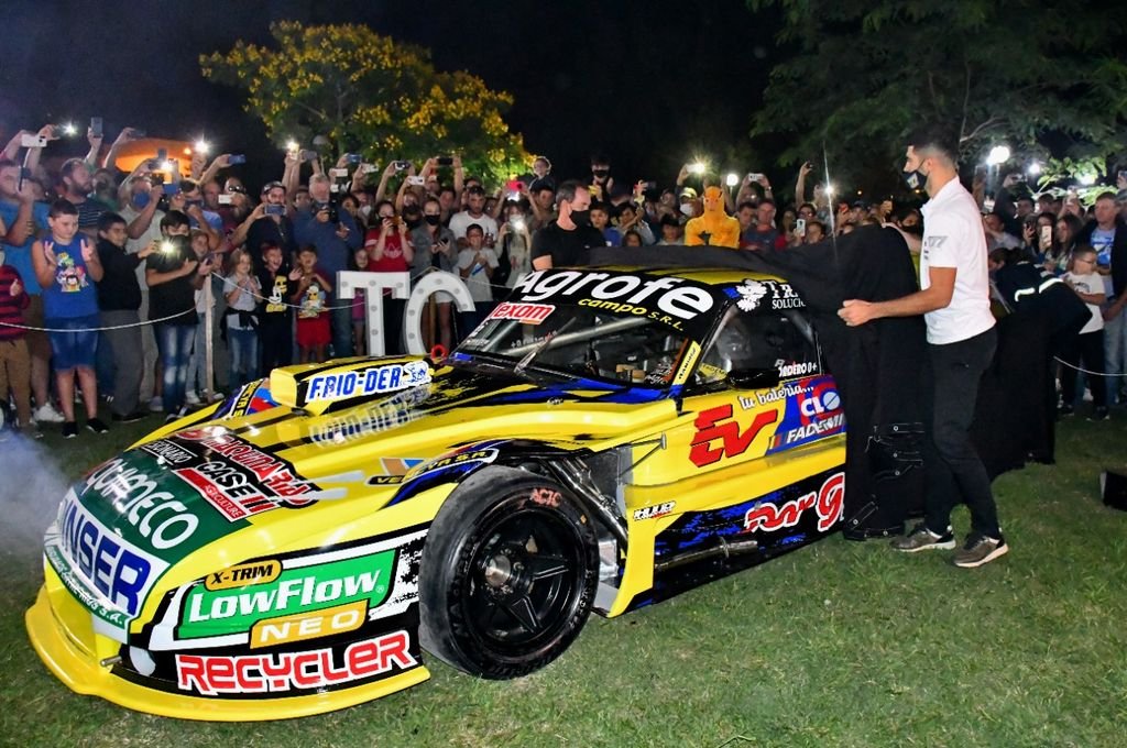 Ayrton Londero descubriendo el Ford con el que debutará en el TC. Gentileza Juan Manuel Iribarren