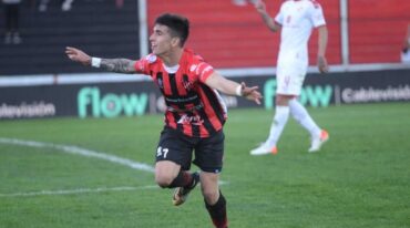 Lautaro Comas festejando su gol ante Independiente en el Grella