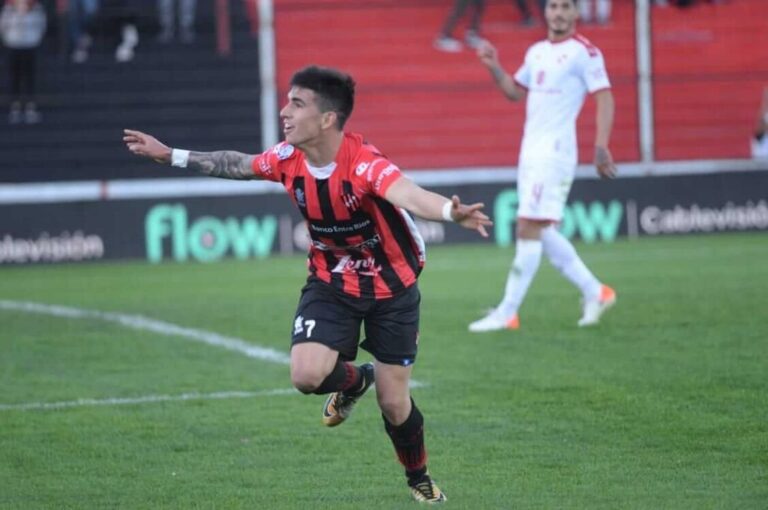 Lautaro Comas festejando su gol ante Independiente en el Grella