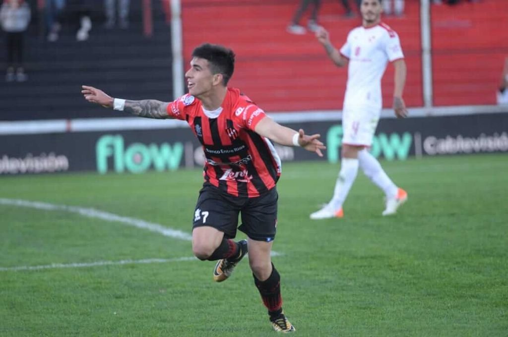 Lautaro Comas festejando su gol ante Independiente en el Grella