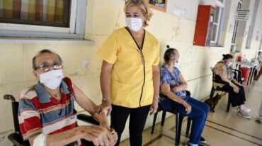 La vacunación en geriátricos de la provincia comenzó este lunes. Marcelo Manera.
