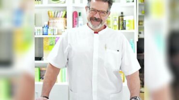 Guillermo Antonio García es Farmacéutico Oficinal. Fue miembro de la Comisión Asesora del Colegio de Farmacéuticos de la Provincia de Buenos Aires y de la Comisión Federal de Buenas Prácticas.