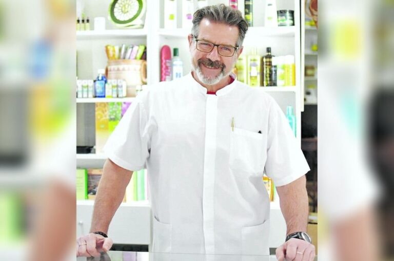 Guillermo Antonio García es Farmacéutico Oficinal. Fue miembro de la Comisión Asesora del Colegio de Farmacéuticos de la Provincia de Buenos Aires y de la Comisión Federal de Buenas Prácticas.