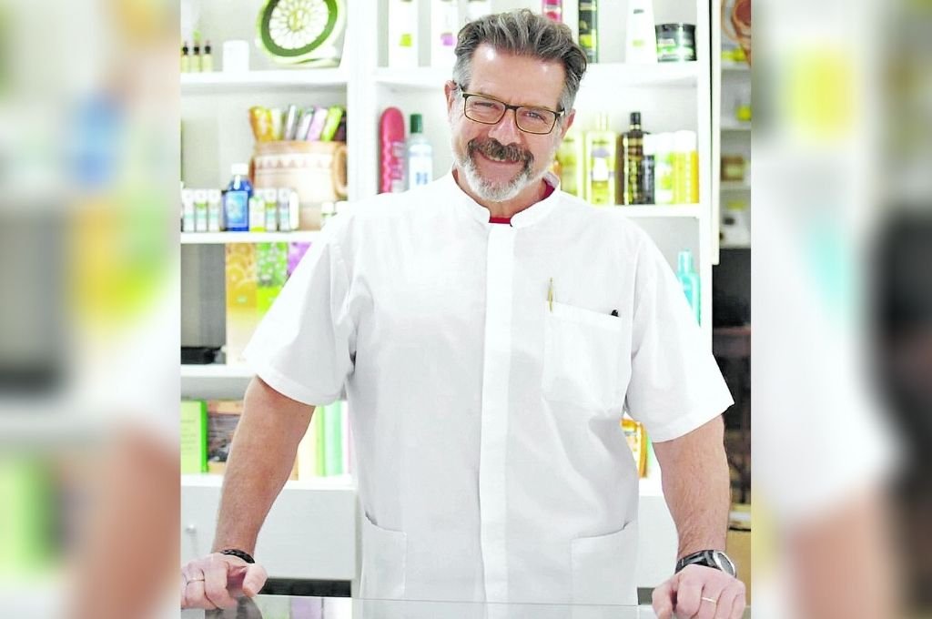 Guillermo Antonio García es Farmacéutico Oficinal. Fue miembro de la Comisión Asesora del Colegio de Farmacéuticos de la Provincia de Buenos Aires y de la Comisión Federal de Buenas Prácticas.