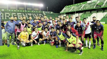 Los jugadores de Defensores y River