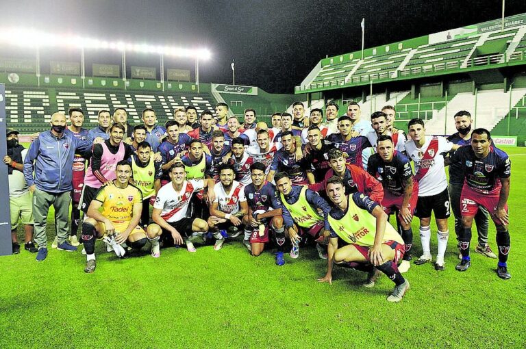 Los jugadores de Defensores y River