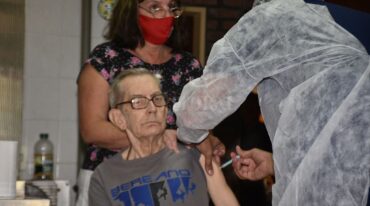 Este lunes comenzó la vacunación en los geriátricos de la provincia. Flavio Raina