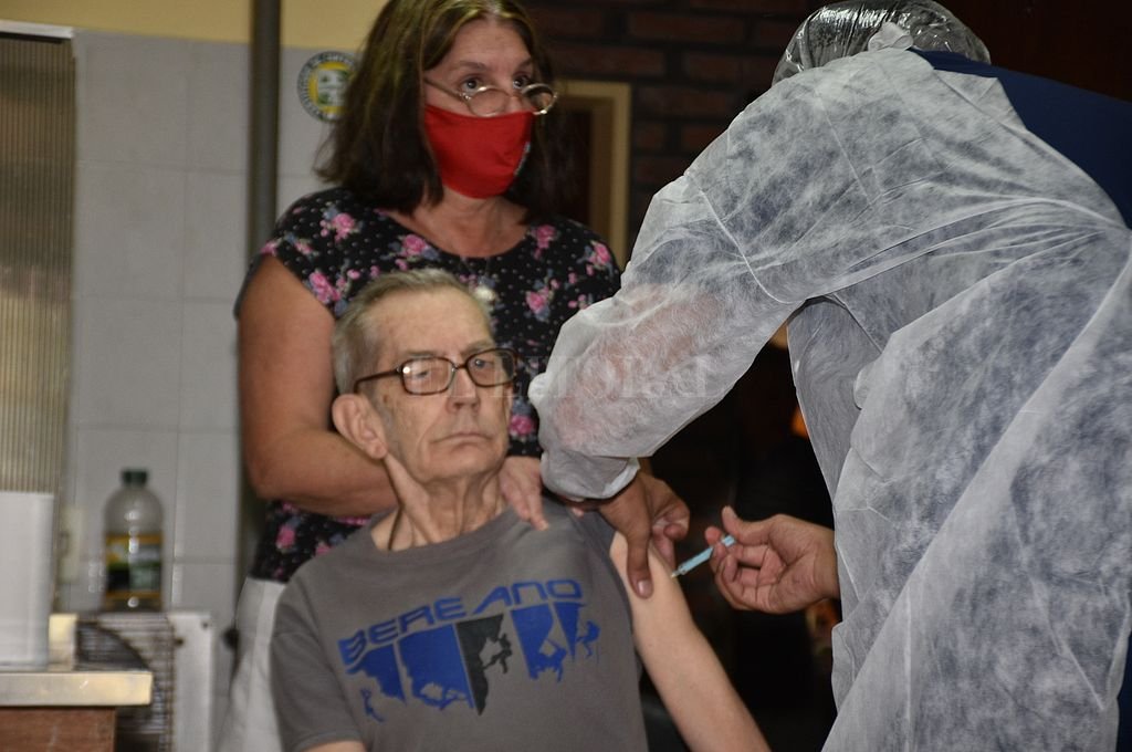 Este lunes comenzó la vacunación en los geriátricos de la provincia. Flavio Raina