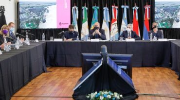 Representación plena: todos los gobernadores -siete en total- de las provincias involucradas en la Hidrovía participaron de este encuentro