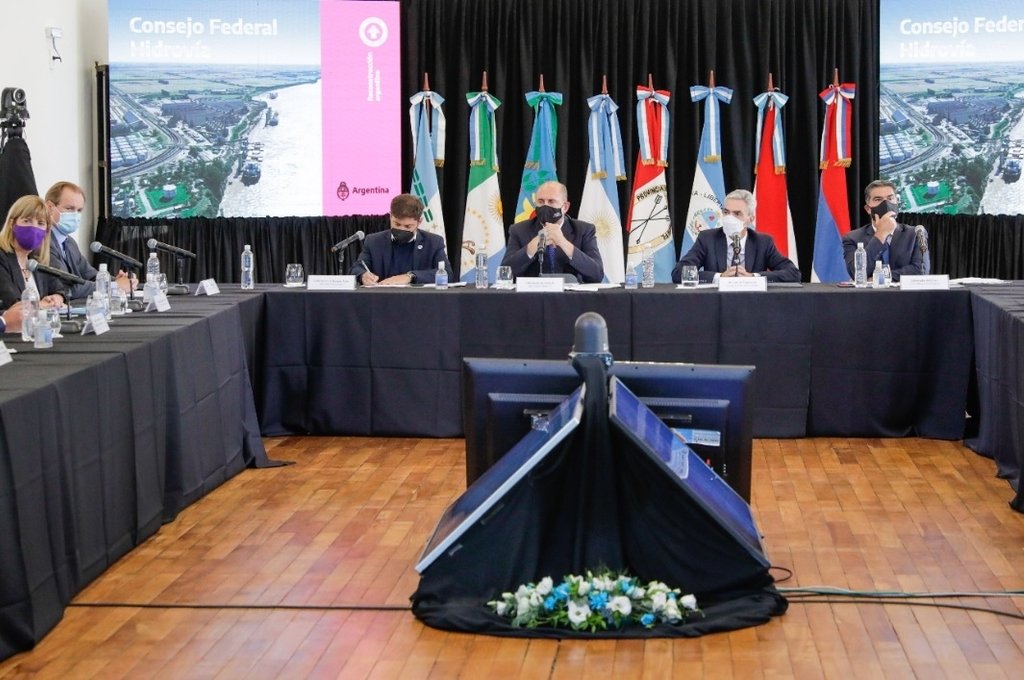 Representación plena: todos los gobernadores -siete en total- de las provincias involucradas en la Hidrovía participaron de este encuentro