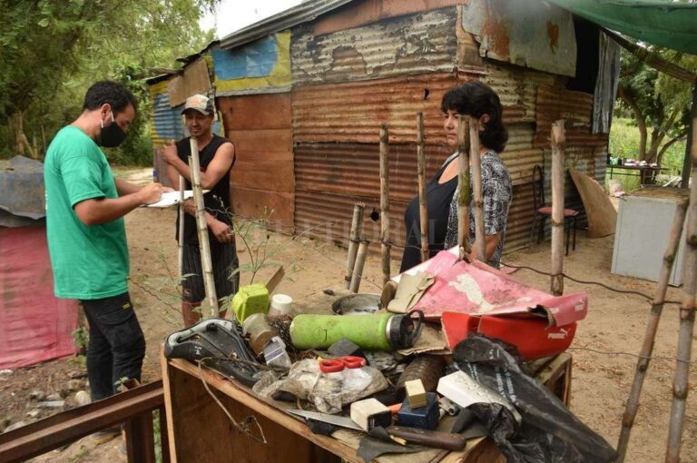 Asistencia. Las cuadrillas recorrieron toda la zona durante este martes para recabar toda la información necesaria y luego se les brindará una solución. Mauricio Garín