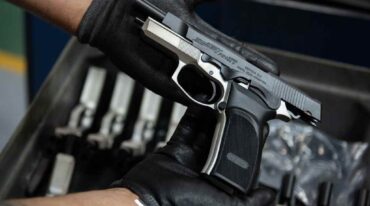 Puntería. Pistolas semiautomáticas para la policía santafesina y un llamado a licitación para "una marca en particular"