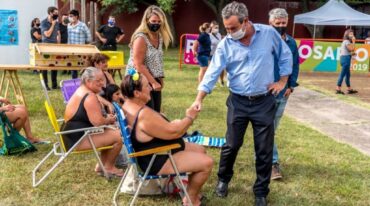 Más de 500 personas que asisten a las colonias municipales y actividades dirigidas en el predio de la zona sur disfrutaron de un picnic a la canasta y una clase abierta de aquagym. Estuvo el intendente Pablo Javkin. Gentileza: prensa Municipalidad de Rosario.