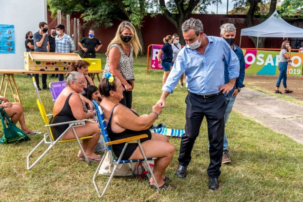 Más de 500 personas que asisten a las colonias municipales y actividades dirigidas en el predio de la zona sur disfrutaron de un picnic a la canasta y una clase abierta de aquagym. Estuvo el intendente Pablo Javkin. Gentileza: prensa Municipalidad de Rosario.