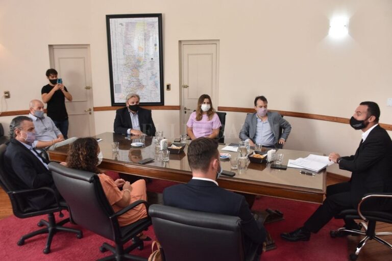 El ministro Roberto Sukerman recibió a miembros del partido socialista.  Flavio Raina