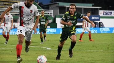 Leandro Marín controlando la pelota en su campo. Patrón tuvo orden en la última línea.  Prensa Defensa y Justicia