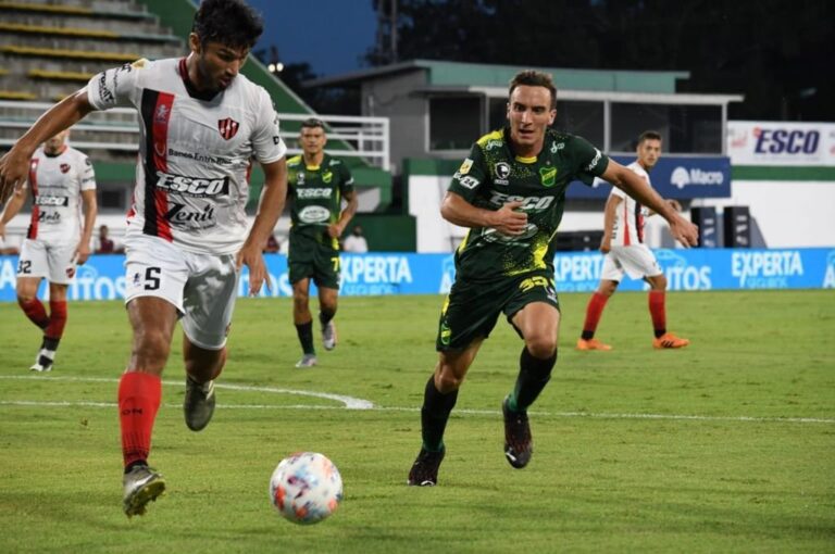 Leandro Marín controlando la pelota en su campo. Patrón tuvo orden en la última línea.  Prensa Defensa y Justicia