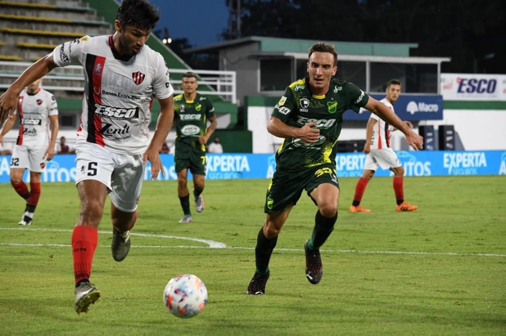 Leandro Marín controlando la pelota en su campo. Patrón tuvo orden en la última línea.  Prensa Defensa y Justicia