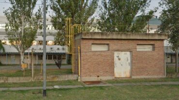El lugar por donde ingresaron los ladrones está ubicado unos 300 metros al norte del ingreso principal y si bien hay cámaras de seguridad en el interior