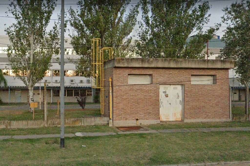 El lugar por donde ingresaron los ladrones está ubicado unos 300 metros al norte del ingreso principal y si bien hay cámaras de seguridad en el interior