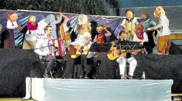 Artistas de Chajarí desplegaron todo su repertorio en el predio de la estación del ferrocarril.