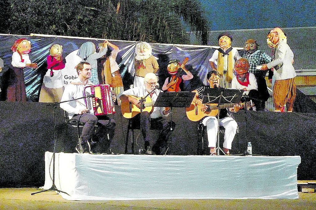Artistas de Chajarí desplegaron todo su repertorio en el predio de la estación del ferrocarril.