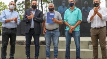 El gobernador encabezó este martes la entrega de aportes a localidades del departamento Castellanos en el marco del Plan Incluir. Gentileza: prensa Gobierno de Santa Fe.