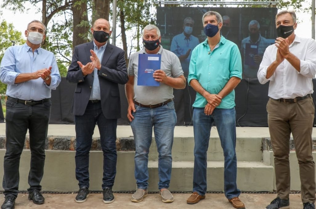 El gobernador encabezó este martes la entrega de aportes a localidades del departamento Castellanos en el marco del Plan Incluir. Gentileza: prensa Gobierno de Santa Fe.