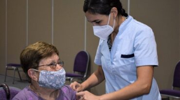 María de los Milagros Acosta fue la primera adulta mayor vacunada de Concordia. Tiene 71 años y tuvo la enfermedad