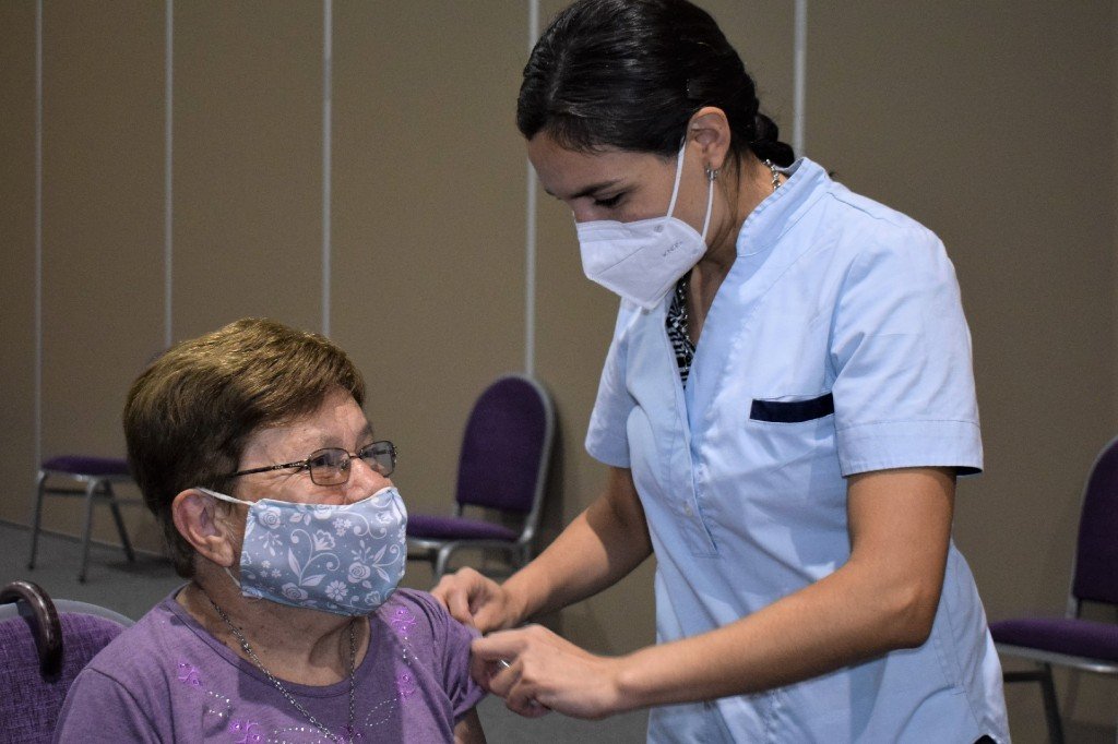 María de los Milagros Acosta fue la primera adulta mayor vacunada de Concordia. Tiene 71 años y tuvo la enfermedad
