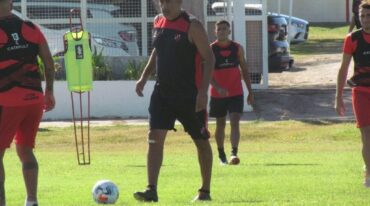 El DT Delfino cambia de esquema en la búsqueda de una victoria.  Prensa Patronato