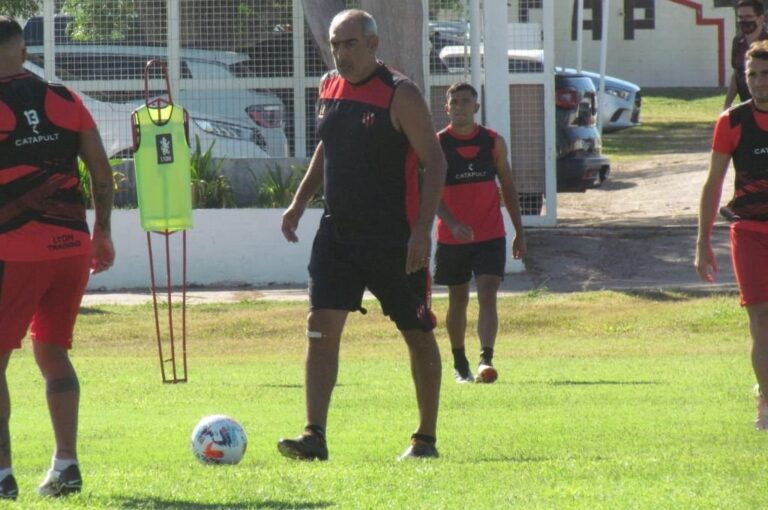 El DT Delfino cambia de esquema en la búsqueda de una victoria.  Prensa Patronato