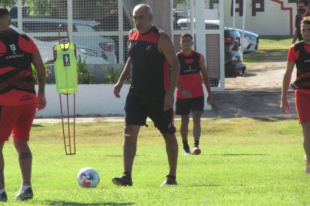 El DT Delfino cambia de esquema en la búsqueda de una victoria.  Prensa Patronato