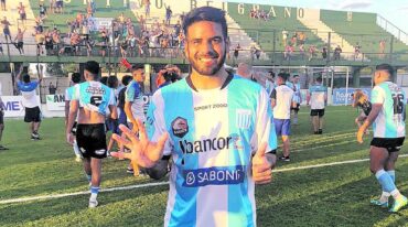 Diego Jara con seis dedos arriba festejando su sexto ascenso en su carrera.  Marcelo Miño