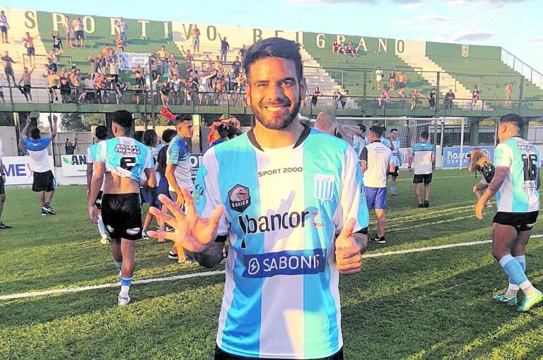 Diego Jara con seis dedos arriba festejando su sexto ascenso en su carrera.  Marcelo Miño