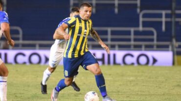Central necesita mucho de esto Pelota dominada y cabeza levantada buscando socios: Emiliano Vecchio sigue siendo el único jugador que carga con todo el peso de un equipo al que le faltan variantes. Gentileza: prensa Rosario Central.