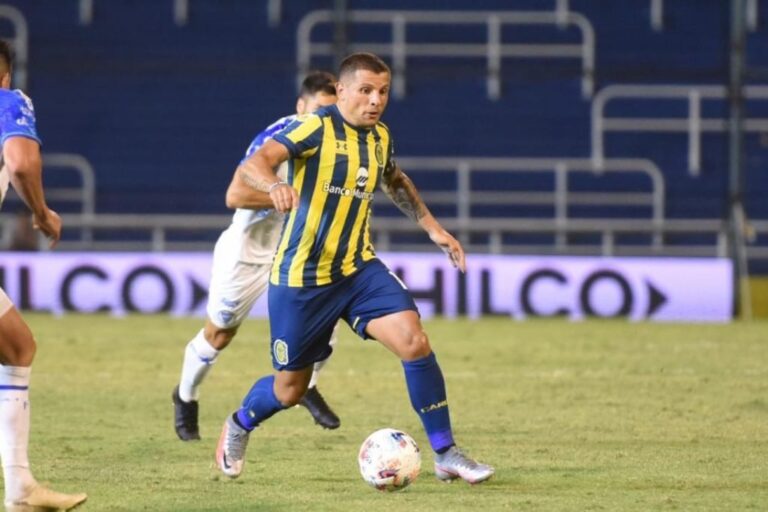 Central necesita mucho de esto Pelota dominada y cabeza levantada buscando socios: Emiliano Vecchio sigue siendo el único jugador que carga con todo el peso de un equipo al que le faltan variantes. Gentileza: prensa Rosario Central.