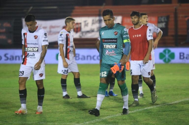 Matías Ibáñez y su fastidio tras la cuarta derrota al hilo de Patronato. Marcelo Miño