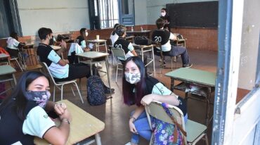 Puertas y ventanas abiertas todo el tiempo en las aulas